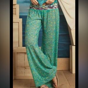 Women's PILOT PIRATE PANT by MAAJI size M